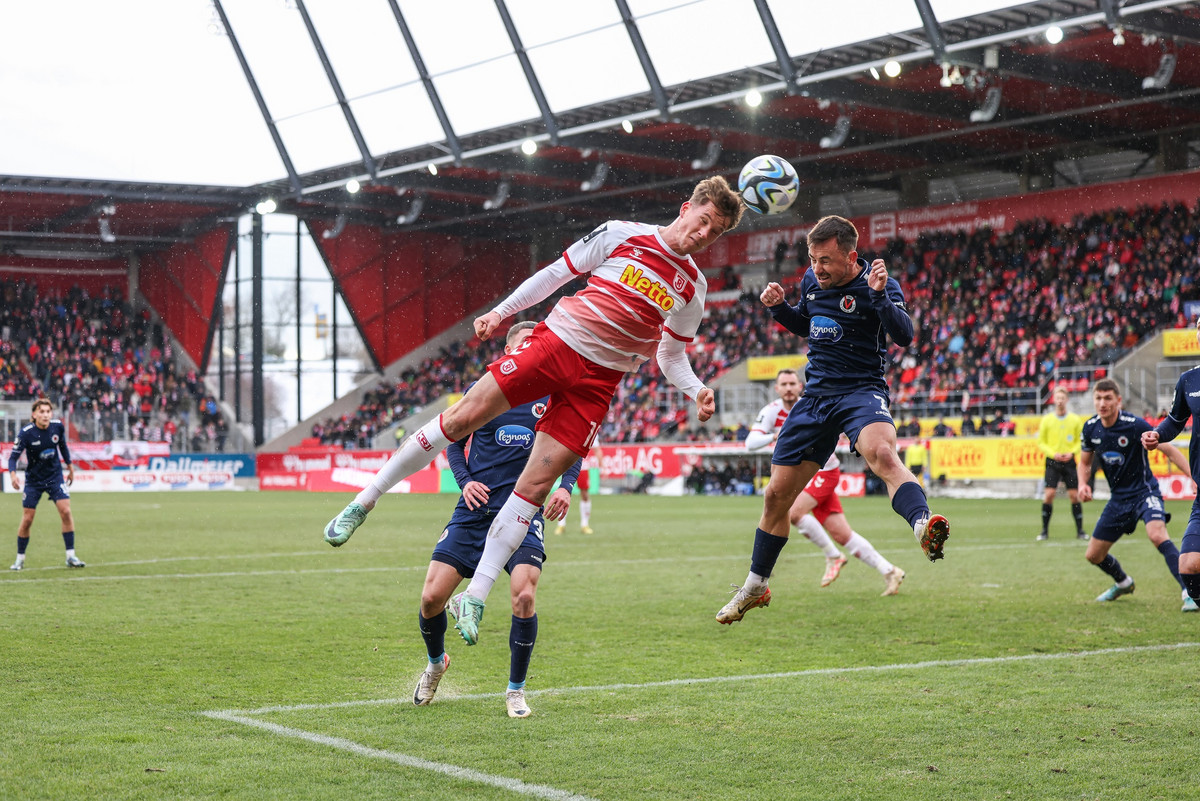 Pflichtspielauftakt gegen den SC Verl SSV Jahn Regensburg Pflichtspielauftakt gegen den SC Verl SSV Jahn Regensburg